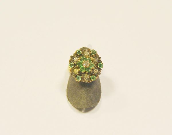  Anello in oro giallo e argento,smeraldi e diamanti , 