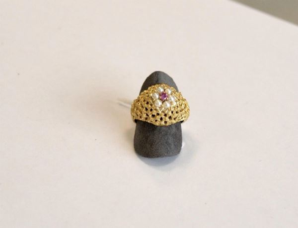  Anello in oro giallo e perle , 