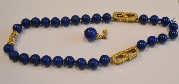 Collana in  lapislazzulo , oro giallo e brillanti  ,realizzata con un filo di sfere in lapislazzulo e due elementi ovali  e fermezza in oro giallo, decorati da brillanti, ed un orecchino en suite g 101    (2)                                               