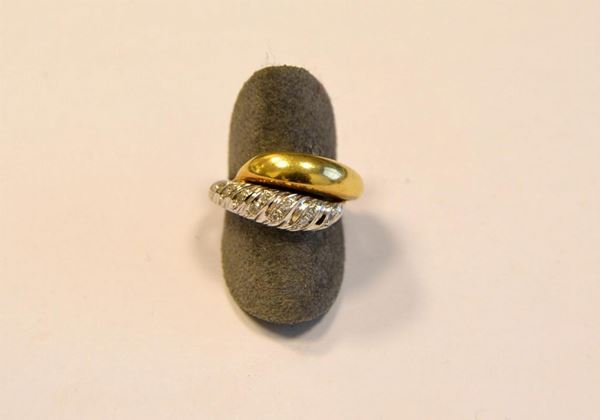 Anello in oro bianco, giallo e diamanti 