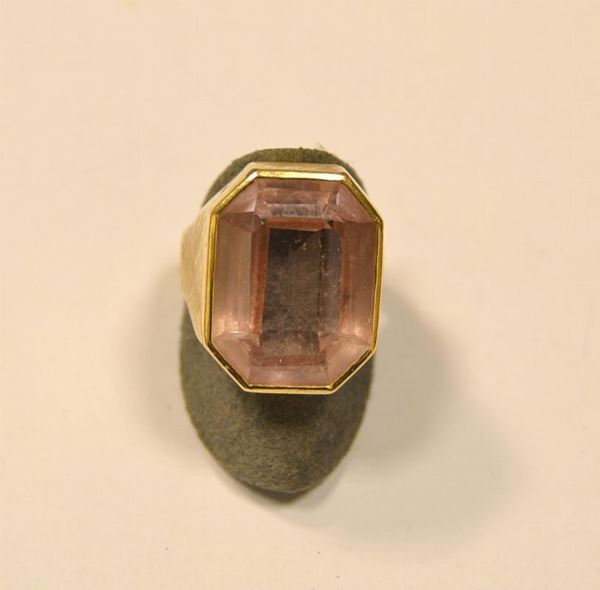  Anello in oro giallo e quarzo 