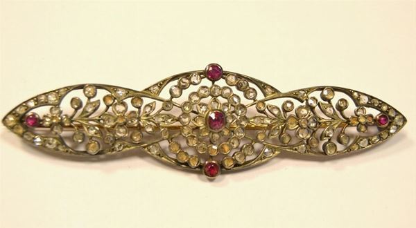  Spilla in oro e argento,diamanti e rubini   - Asta Gioielli, Argenti, Arredi, Dipinti e Oggetti d'arte - Poggio Bracciolini Casa d'Aste