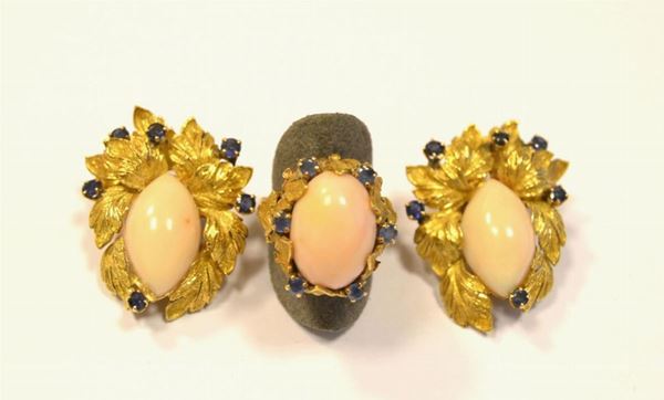  Demi-parure in oro giallo ,corallo e zaffiri  composta da anello e paio di orecchini, 