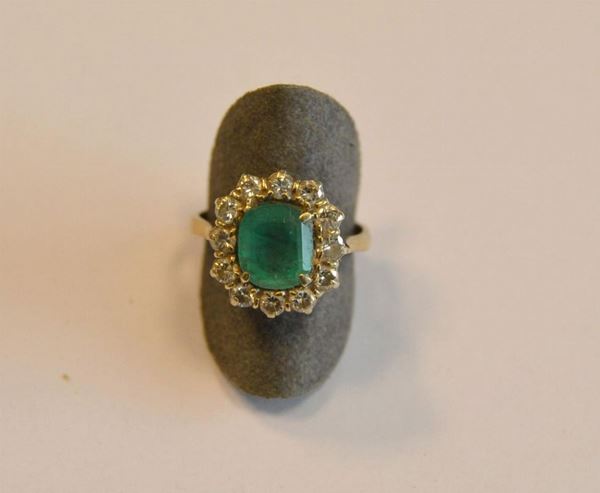  Anello in oro bianco , smeraldo e diamanti 