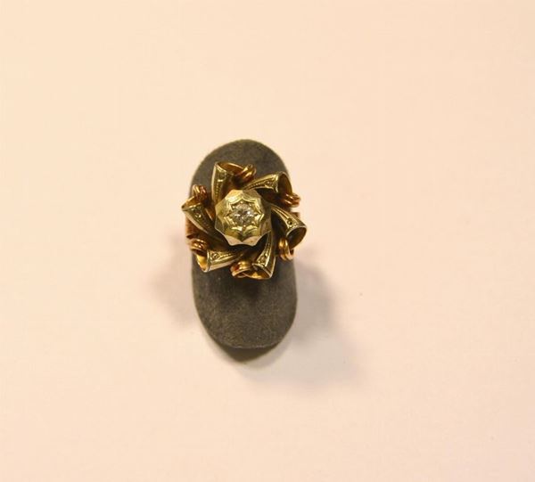  Anello in oro giallo e diamante 