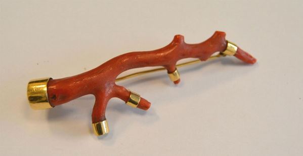  Rametto di corallo rosso e oro   - Asta Gioielli, Argenti, Arredi, Dipinti e Oggetti d'arte - Poggio Bracciolini Casa d'Aste