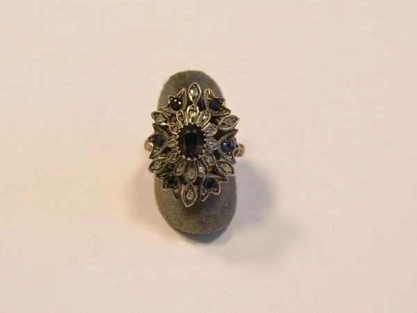  Anello in oro e argento ,diamanti e zaffiri 