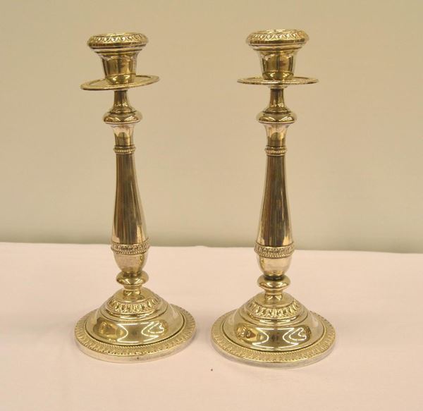   Coppia di candelieri sec. XX    - Asta Gioielli, Argenti, Arredi, Dipinti e Oggetti d'arte - Poggio Bracciolini Casa d'Aste
