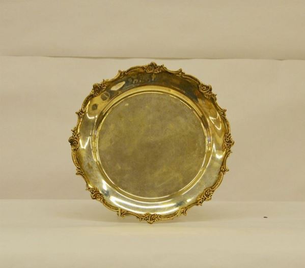   Vassoio di forma rotonda, in argento , bordo smerlato, diam. cm 23, g 445   