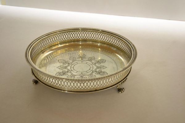  Alzata, secolo XX,  di forma circolare in argento co alta tesa traforata, piano inciso, g 400