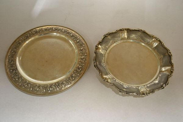   Piatto, secolo XX,   in argento decorato a volute, g 485 e altro piatto in