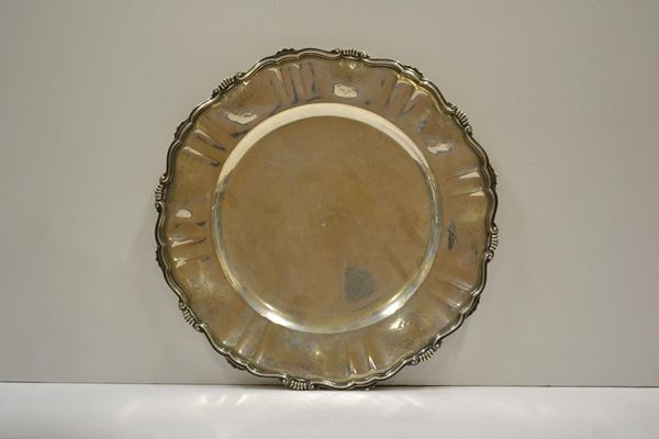  Vassoio circolare  in argento, tesa a volute, diam. cm 35, g 900