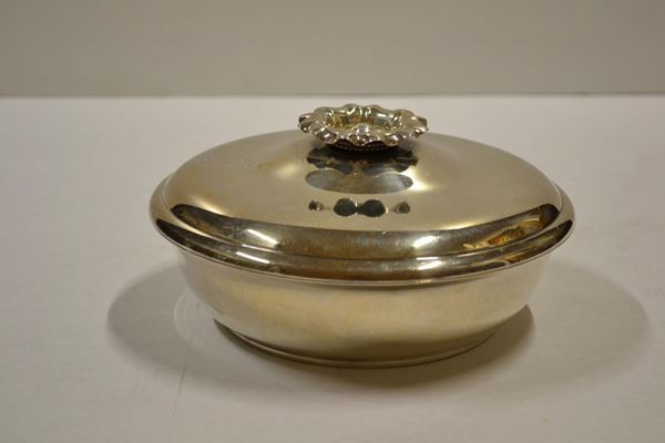  Scatola  di forma circolare in argento, coperchio con presa a fiore, mdiam. cm 19, g 558