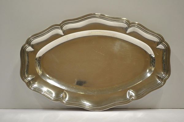  Vassoio ovale  in argento con tesa sagomata, g 1177                                      - Asta Gioielli, Argenti, Arredi, Dipinti e Oggetti d'arte - Poggio Bracciolini Casa d'Aste