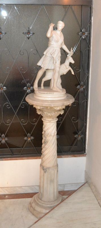  Scultura, sec. XX,  in marmo, raffigurante 