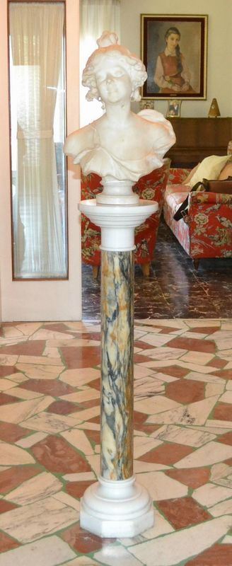  Scultura, periodo Liberty,  in alabastro, raffigurante 