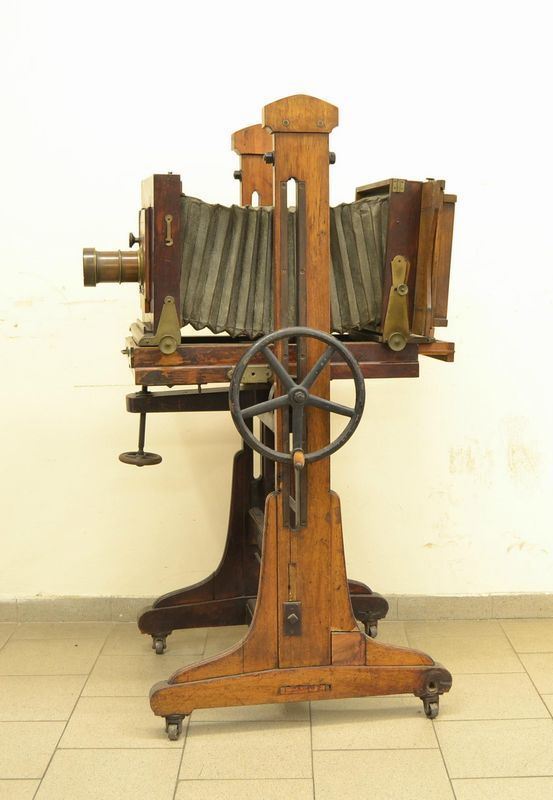  Macchina fotografica, sec. XIX,  con struttura in legno e ferro, obiettivo marcato 