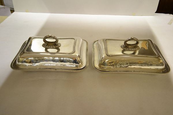  Coppia di legumiere,  in argento di forma rettangolare, presa del coperchio modellata ad animale, complessivi g 2000 (2)