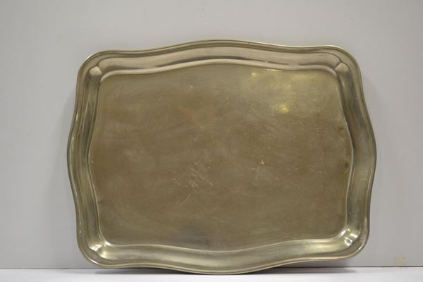  Vassoio rettangolare in metallo argentato, bordo sagomato          - Asta Gioielli, Argenti, Arredi, Dipinti e Oggetti d'arte - Poggio Bracciolini Casa d'Aste