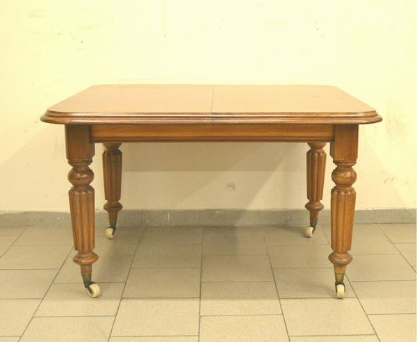  Tavolo, Inghilterra, inizi sec. XX,  in noce, 