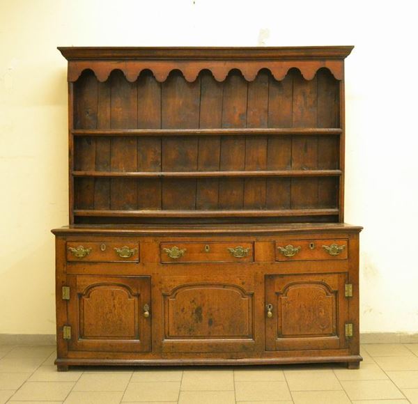  Credenza a due corpi, Inghilterra, sec. XIX,  in quercia, base a due sportelli e