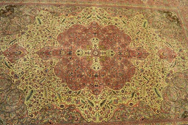  Tappeto Kaiseri, Anatolia,  fondo avorio,   - Asta Gioielli, Argenti, Arredi, Dipinti e Oggetti d'arte - Poggio Bracciolini Casa d'Aste