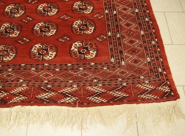  Tappeto Bukara, anni '20,  campo a motivo geometrico,   - Asta Gioielli, Argenti, Arredi, Dipinti e Oggetti d'arte - Poggio Bracciolini Casa d'Aste