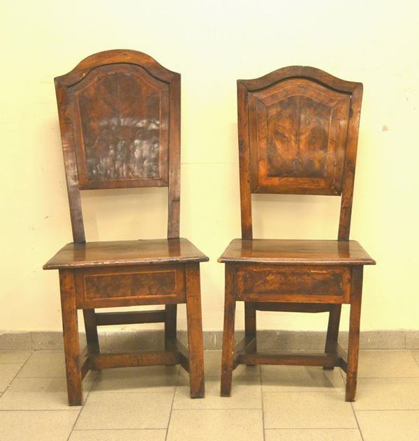  Due sedie, Veneto, sec. XVII,  in noce e castagno, spalliera sagomata, 