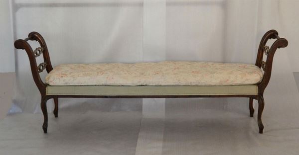 Divano a panchetta, Piemonte, metâ”œÃ¡ sec. XVIII,  in noce intagliato a patina scura, estremitâ”œÃ¡ a voluta, cartelle traforate, fascia e gambe sagomate, piedi a ricciolo stilizzato, ricoperta in seta verde,  cm 225x54x80, restauri e sostituzion