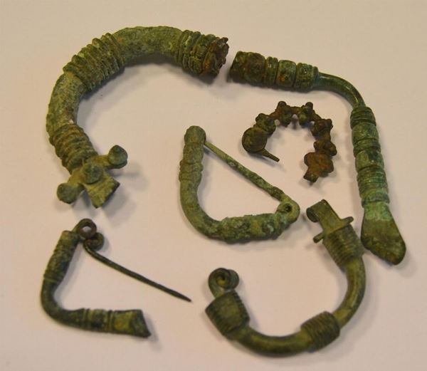  Fibula in bronzo , a ginocchio,  lungh. cm 4,5                                                                       