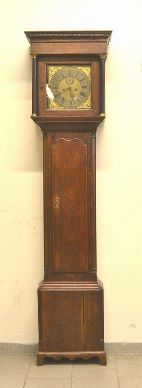 Orologio a torre, Inghilterra, fine sec. XIX, in rovere, mostra in metallo dorato centrata da colonne ebanizzate,  alt. cm 227, difetti e mancanze