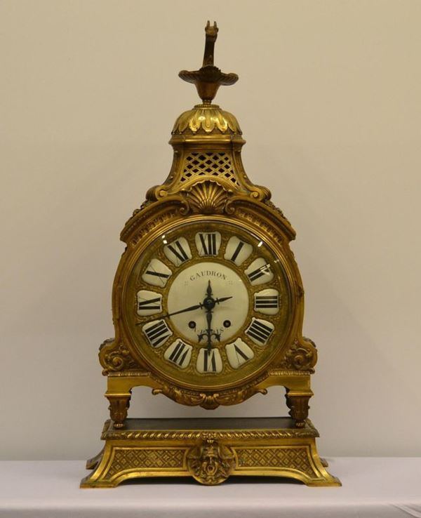  Orologio da tavolo, Francia, sec. XVIII,  cassa in bronzo dorato e 