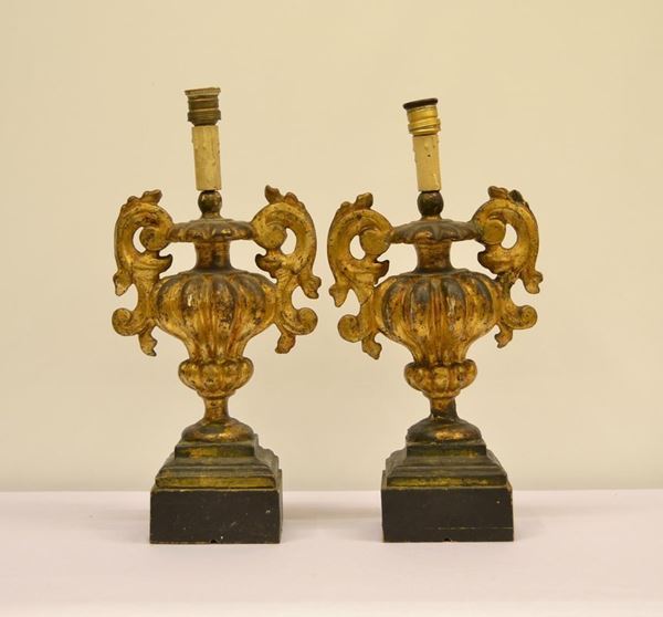  Due lumi da tavolo, Toscana, sec. XVIII,  in legno dorato a mecca,