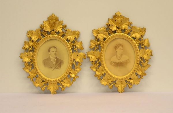  Due cornici ovali, sec. XIX,  in legno dorato e  - Asta Gioielli, Argenti, Arredi, Dipinti e Oggetti d'arte - Poggio Bracciolini Casa d'Aste
