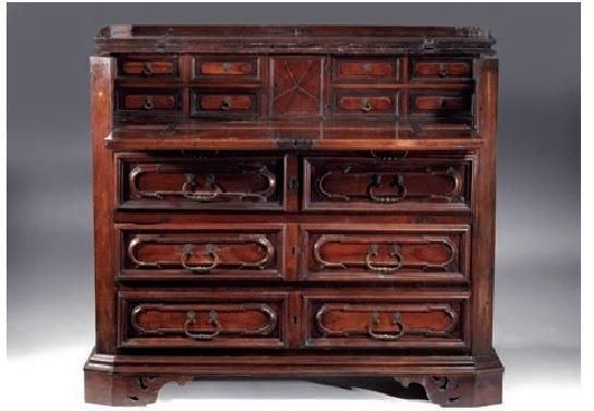  Cassettone, Veneto, fine sec. XVII , in noce a patina scura e radica di noce, fronte a calatoia,piano da alzarsi, scarabattolo interno con cassetti e sportello, tre cassetti decorati da formelle lobate, base modanata, piedi a mensola traforata a volute, cm 134x56x111,  piccoli restauri e mancanze 