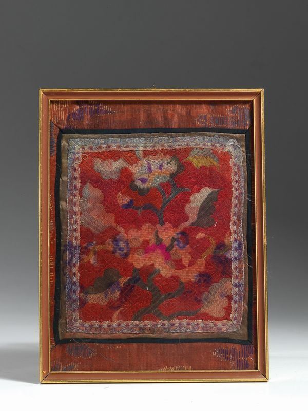  Tessuto in seta incorniciato, Cina, XIX secolo , ricamato con motivi floreali su fondo rosso a decoro geometrizzante e contornato da bordature in stoffa, cm 28x21,5 ,  macchie di umiditÃ  