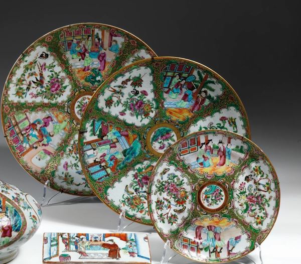  Gruppo di tre piatti Cina scuola di Canton, XIX, secolo,  in porcellana decorata a smalti policromi, il fondo suddiviso in riquadri di forma grosso modo triangolare riempiti con decorazione Ã¢â‚¬Ëœfiori e uccelliÃ¢â‚¬â„¢ alternati ad altri medaglioni ornati con scene raffiguranti personaggi in varie ambientazioni, diam cm  37,5 , 34, 25 (3)                                                                       