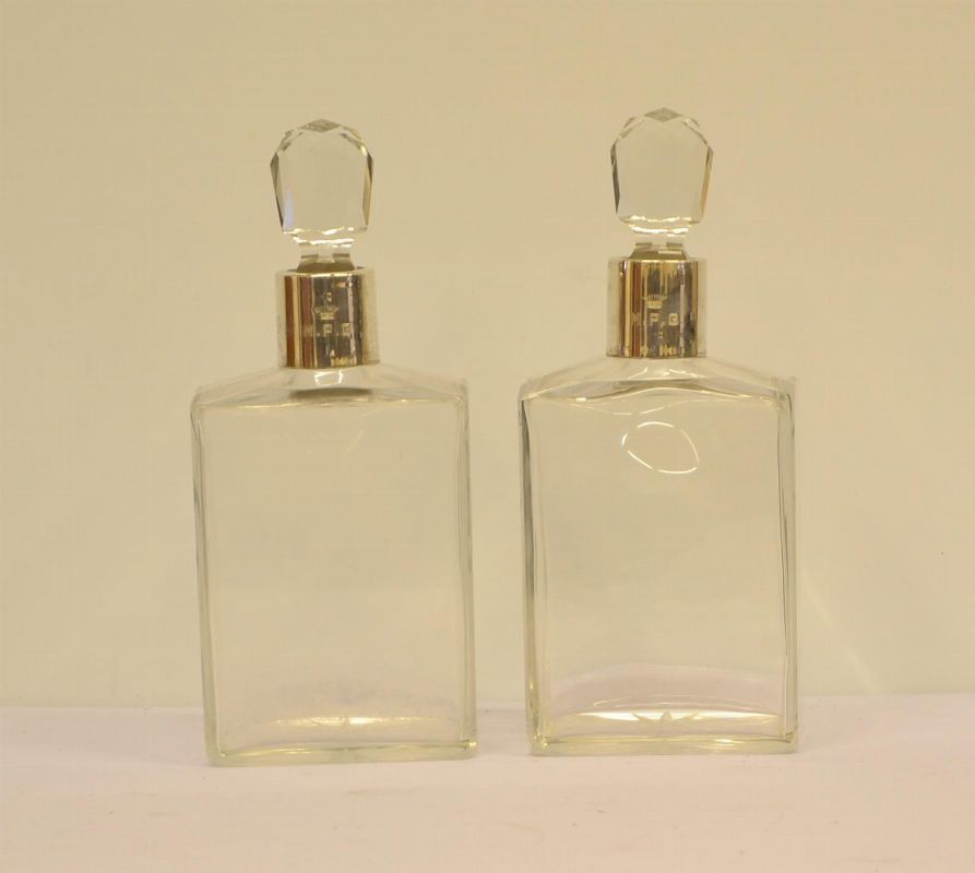 Due bottiglie per liquori, sec. XX, in vetro, fascia superiore - Asta  Gioielli, Argenti, Arredi, Dipinti e