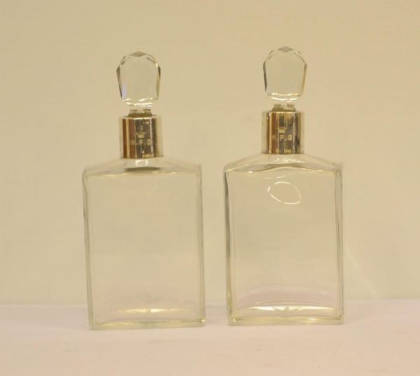 Due bottiglie per liquori, sec. XX, in vetro, fascia superiore