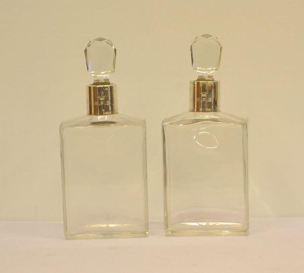  Due bottiglie per liquori, sec. XX,  in vetro, fascia superiore 