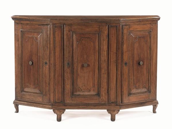  Credenza, Veneto, inizi sec. XVIII, in noce, piano scantonato con becco di  