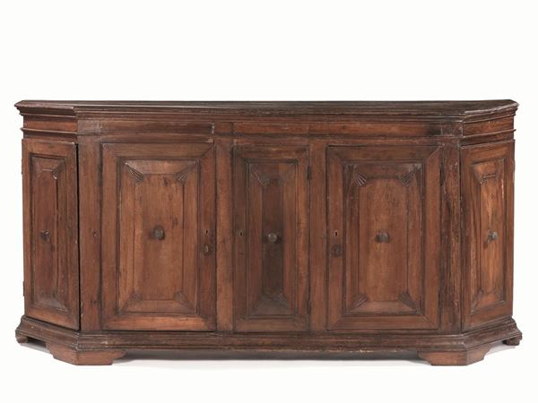  Credenza, Veneto, inizi sec. XVIII, in noce, piano scantonato con becco di  