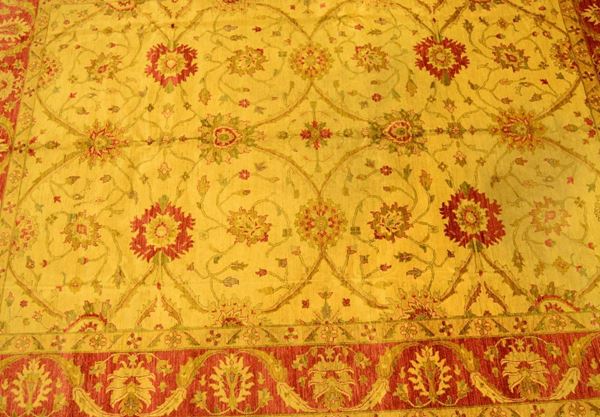  Tappeto Azeri,  fondo chiaro a decoro  - Asta Gioielli, Argenti, Arredi, Dipinti e Oggetti d'arte - Poggio Bracciolini Casa d'Aste