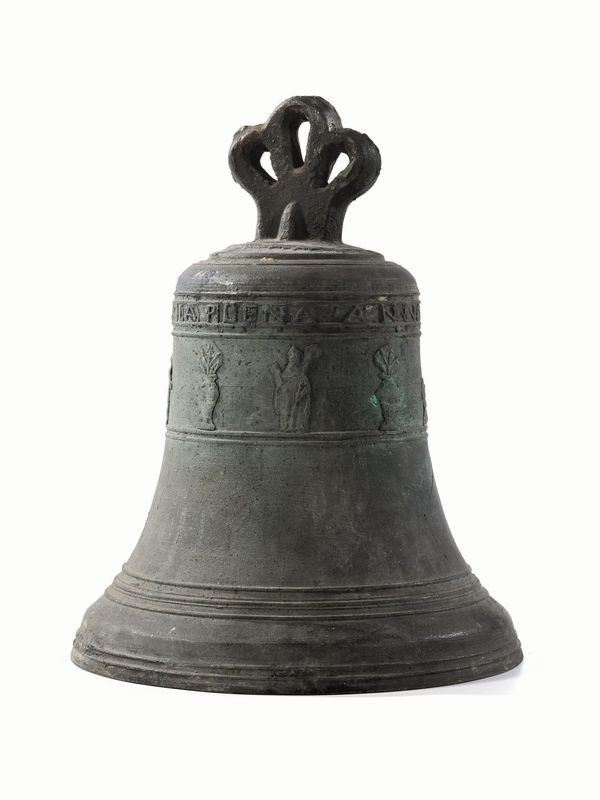  Campana, fine sec. XVII,  in bronzo, fascia decorata da figure