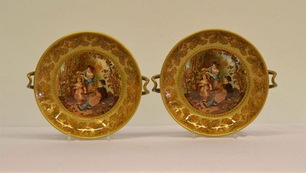  Due piatti da parete, Inghilterra, sec. XIX,  in maiolica 