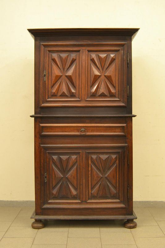  Credenza, Provenza, sec. XIX,   in noce, a due corpi,   