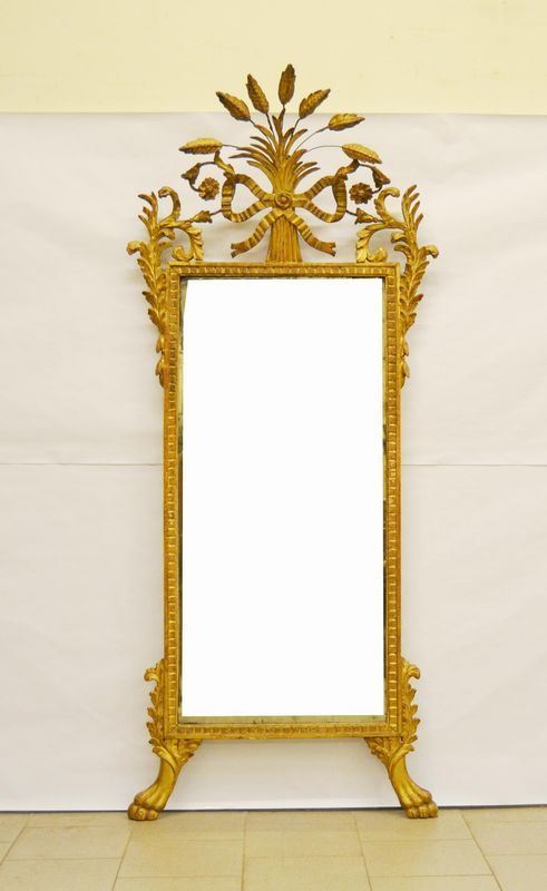 Specchiera, Toscana, sec. XVIII, in legno dorato, cimasa intagliata a motivi vegetali, piedi a zampa felina, cm 65x204