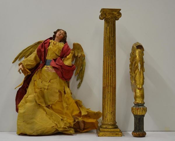  Colonna, sec. XIX, in legno intagliato e dorato  fusto scanalato con capitello ionico, alt. cm 47,5;  finale di pastorale, sec. XIX  in legno intagliato e dorato e  scultura, Napoli, sec. XVIII,  in legno intagliato e dipinto raffigurante angelo con vesti in seta, alt. cm 45,  danni  (3)