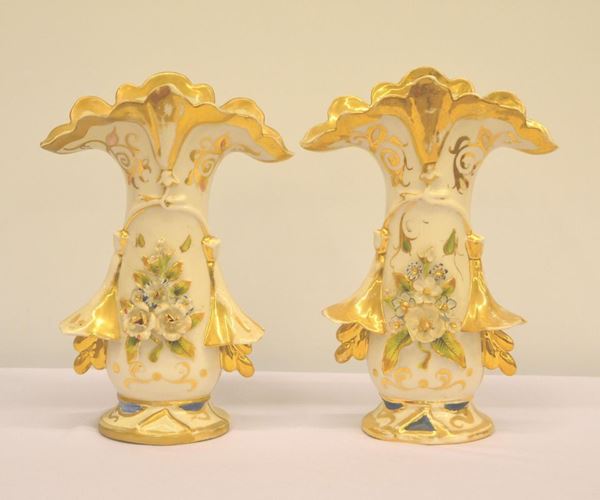  Due vasi portafiori, inizi sec. XX,  in ceramica,   - Asta Gioielli, Argenti, Arredi, Dipinti e Oggetti d'arte - Poggio Bracciolini Casa d'Aste