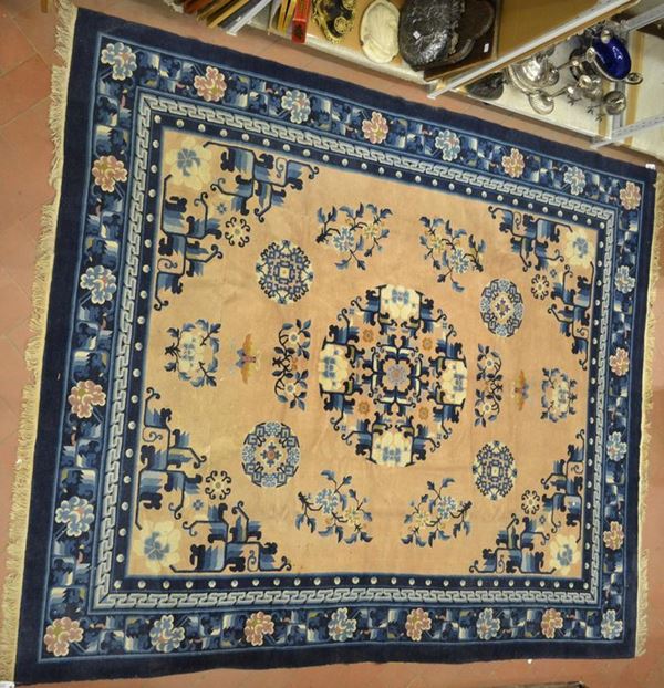 Tappeto, Cina, sec. XX, fondo rosa cipria, decorato a motivi floreali e geometrici nei toni del bianco, blu e azzurro, cm 310x250
